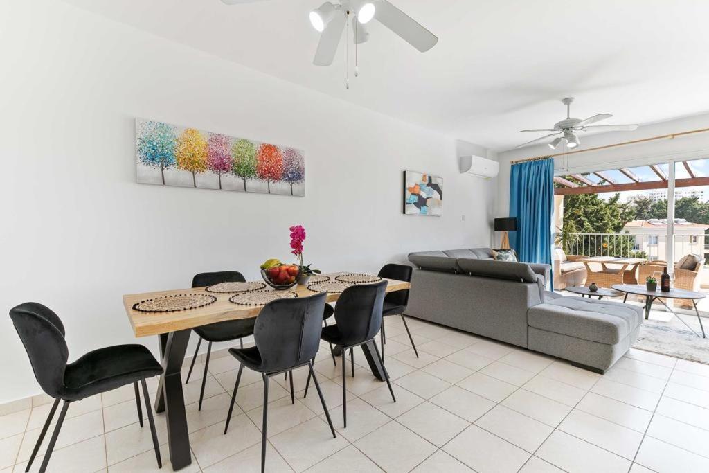 Penthouse Carina Apartment Paphos Bagian luar foto