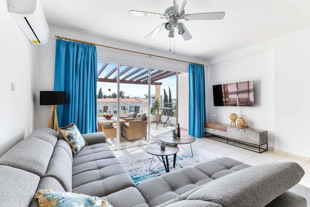 Penthouse Carina Apartment Paphos Bagian luar foto